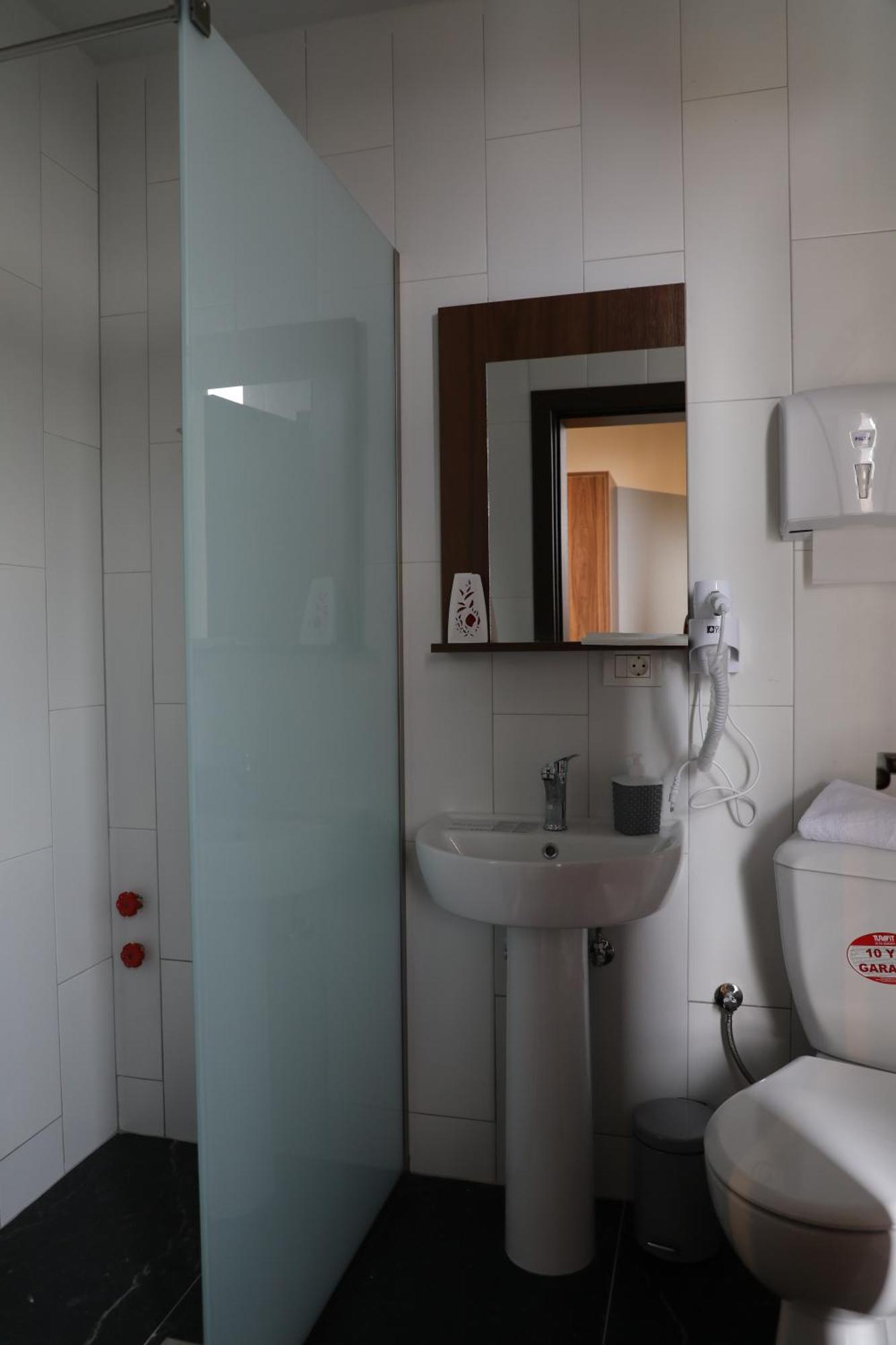 Hotel Hiserra Призрен Экстерьер фото