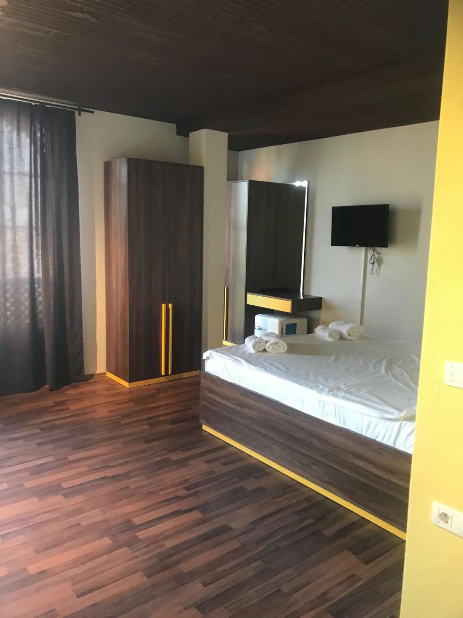 Hotel Hiserra Призрен Экстерьер фото